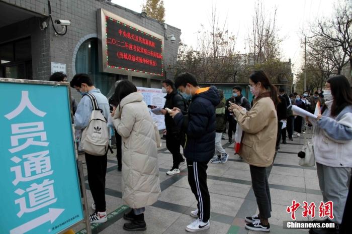 資料圖：考生參加國(guó)考筆試。 <a target='_blank' href='/'>中新社</a>記者 孫婷婷 攝