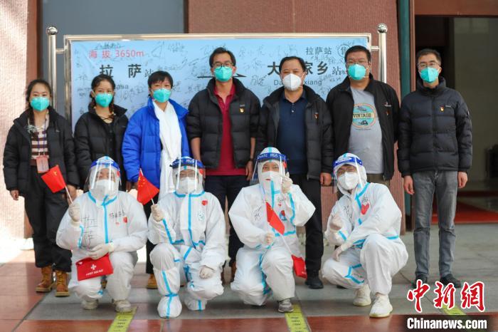 青海省援藏抗疫醫(yī)療隊與拉薩火車站職工合影?！±詈Ｐ?攝