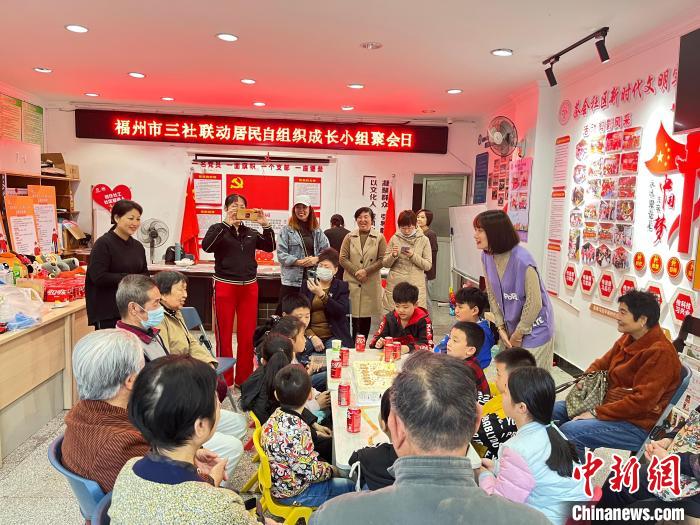去年，福建省海外青年留學(xué)人生員協(xié)會的志愿者給村童媽媽聚樂部孩子上英文繪本課?！∈茉L者供圖