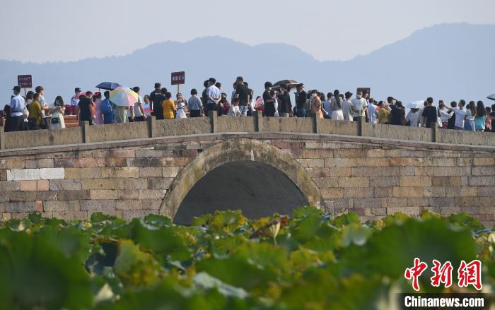 杭州文旅觀察：西湖斷橋何以“人從眾”卻不擁堵？