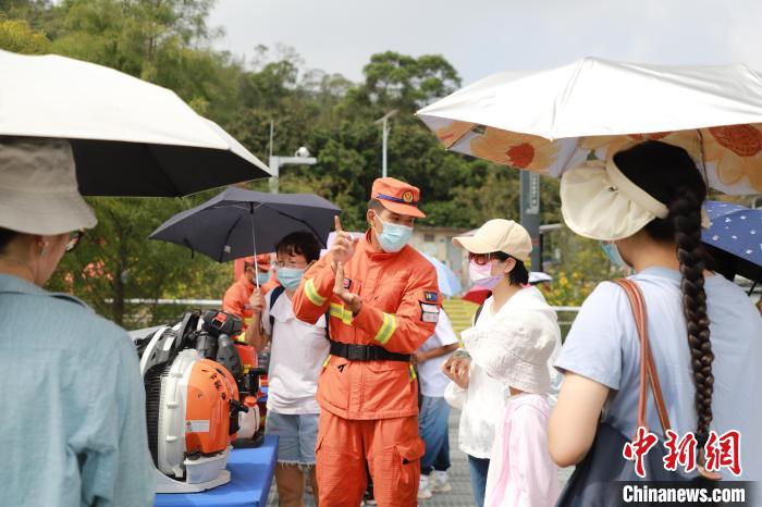 森林消防員正在為游客進(jìn)行滅火裝備展示講解及森林防火常識(shí)科普?！↑S山鴻 　攝