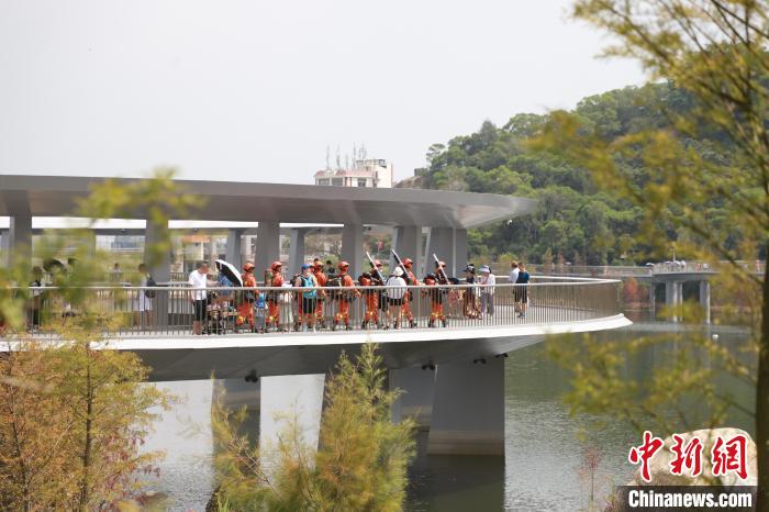 森林消防員穿梭在東坪山山海健康步道開(kāi)展攜裝巡護(hù)。　黃山鴻 攝
