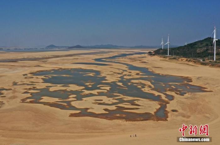 在江西省九江市都昌縣鄱陽湖水域，干涸的湖床形成多個大小不同的水洼，幾名游客正在灘涂上行走。(資料圖) 劉占昆 　攝