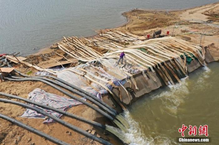 圖為在鄱陽湖畔的江西省南昌市新建區(qū)昌邑鄉(xiāng)江邊電力排灌站，工作人員從外河引水渠抽水灌溉農(nóng)田。(資料圖) 劉占昆 　攝
