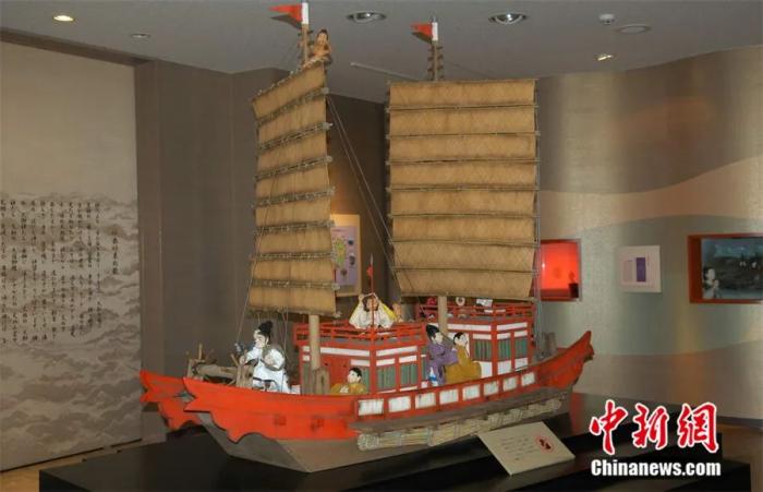 日本長(zhǎng)崎縣五島市的三井樂(lè)町，是歷史上日本遣唐使的起錨地，當(dāng)?shù)鼐用褚源藶闃s，自號(hào)“遣唐使之鄉(xiāng)”。圖為當(dāng)?shù)仡H具規(guī)模的遣唐使之鄉(xiāng)館內(nèi)陳列的資料和模型。該館如今已成當(dāng)?shù)赜^光熱點(diǎn)。鐘欣 攝
