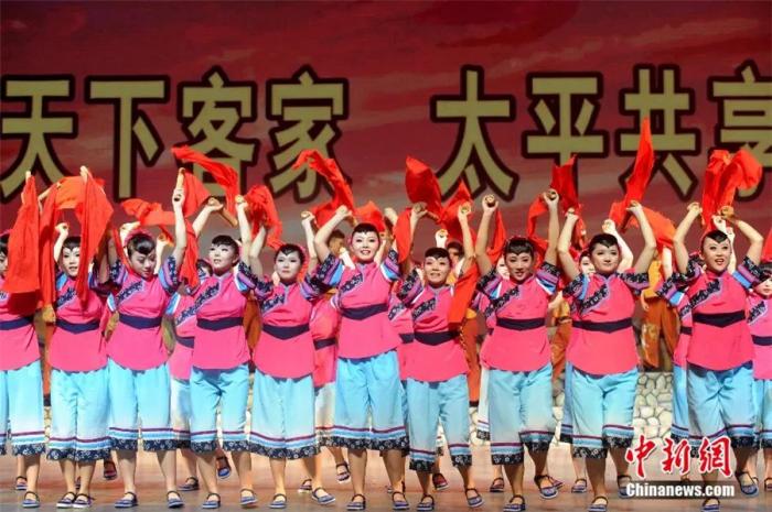 2020年9月，原生態(tài)客家風(fēng)情歌舞集《土樓神韻》在福建省永定客家博覽園演藝中心上演。張金川 攝
