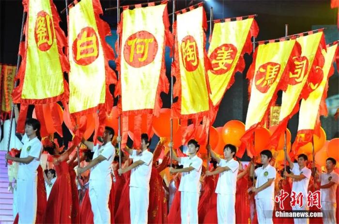 2012年11月，世界客屬第25屆懇親大會(huì)在福建三明舉行，開幕式上展示客家姓氏。王東明 攝

