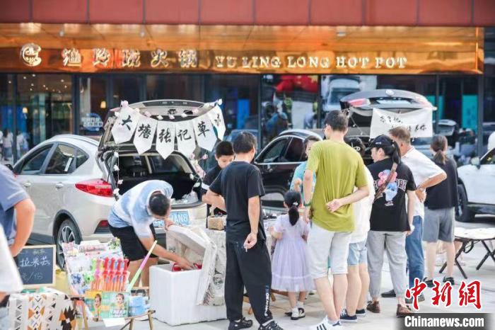 張遠(yuǎn)琪一家的后備箱攤位?！∈茉L者供圖