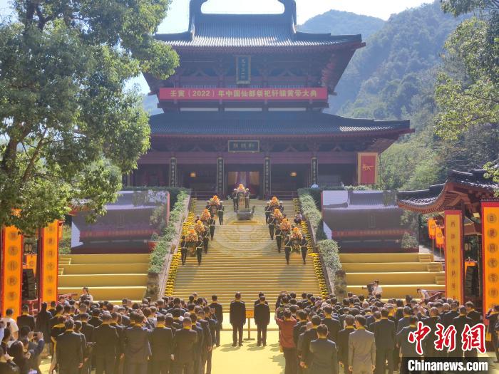 敬獻(xiàn)花籃?！「碉w揚(yáng) 攝