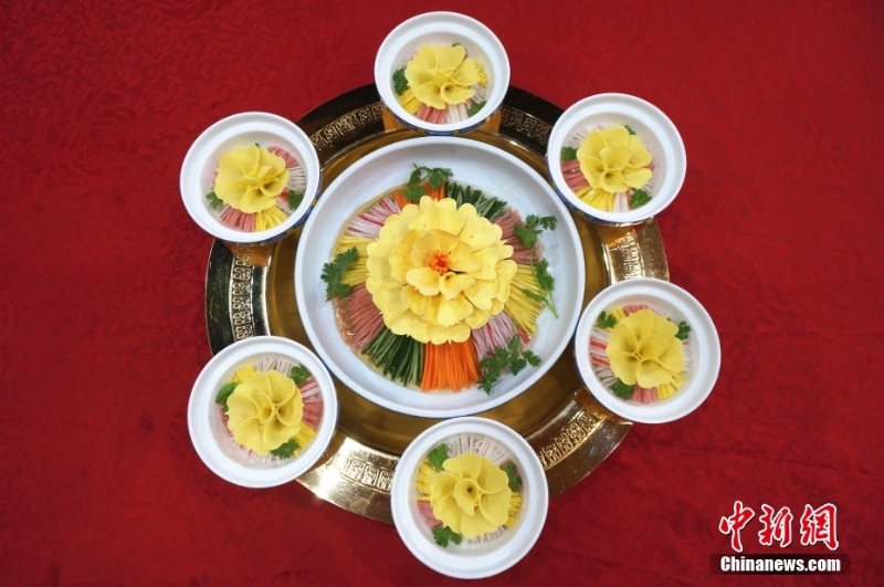 圖為8月26日，河南洛陽，顏值與美味并存的洛陽水席頭牌菜——牡丹燕菜。（資料圖片） <a target='_blank' href='/'>中新社</a>記者 韓章云 攝