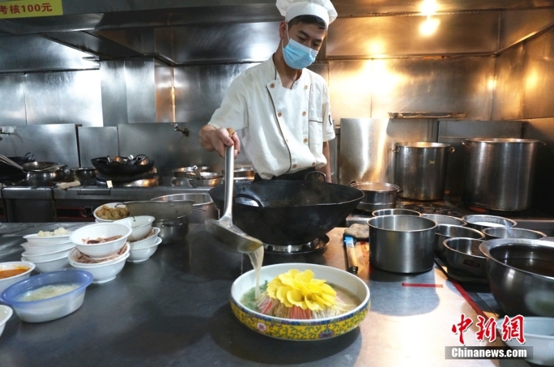 圖為8月26日，河南洛陽，廚師為牡丹燕菜淋入高湯。（資料圖片） <a target='_blank' href='/'>中新社</a>記者 韓章云 攝