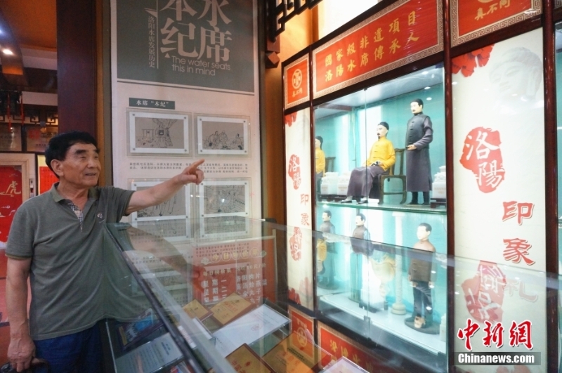 圖為7月21日，河南洛陽，國家級非物質(zhì)文化遺產(chǎn)“真不同洛陽水席”制作技藝代表性傳承人姚炎立介紹洛陽水席。（資料圖片） <a target='_blank' href='/'>中新社</a>記者 韓章云 攝
