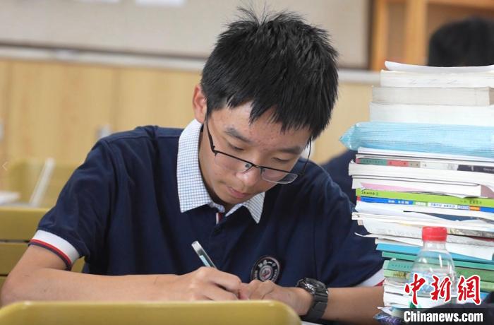 訪“追星”少年周澤震：“網友”合作拿下世界冠軍