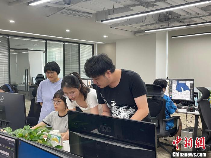 林超和同事探討新作品。　祝歡 攝