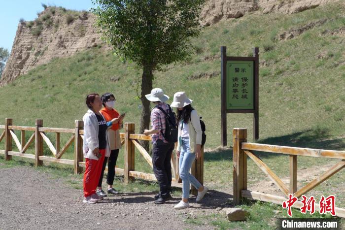 在巡查長城中，袁建琴為游客講解如何保護(hù)長城。袁建琴 供圖 受訪者袁建琴供圖