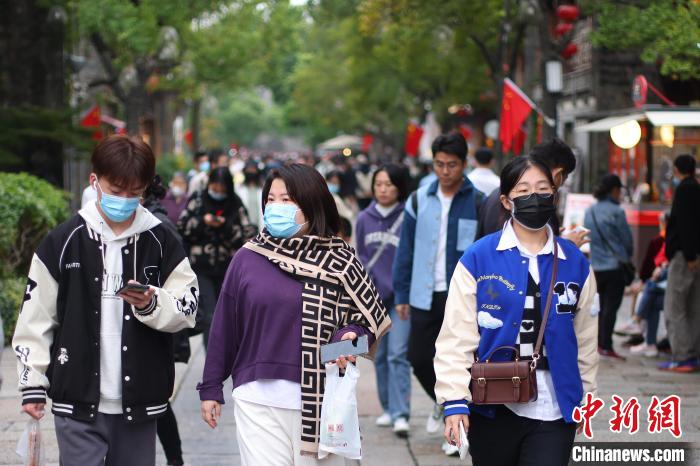 市民在低溫徘徊的南京街頭經(jīng)過(guò)?！°蟛?攝