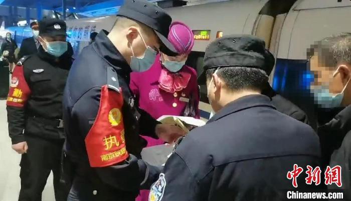 資料圖：吸煙導致列車緩行的乘客接受鐵路警方調(diào)查。　王召輝 攝