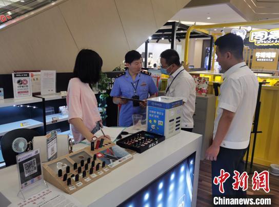 資料圖：浙江湖州市長興縣煙草專賣局聯(lián)合市場監(jiān)督管理局對轄區(qū)電子煙經(jīng)營戶開展檢查教育?！∪~群瑛 攝