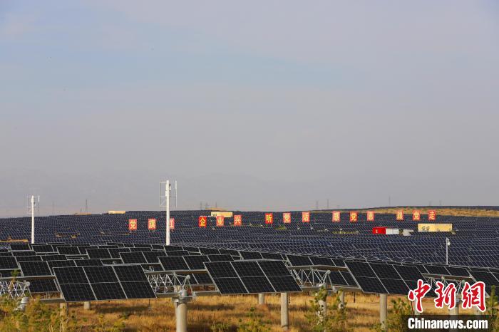 圖為庫(kù)布其沙漠的光伏發(fā)電?！埩只?攝
