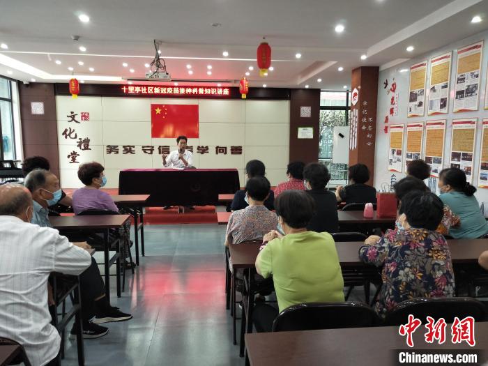 老衛(wèi)協(xié)隊(duì)員進(jìn)行衛(wèi)生科普宣傳。　胡寶叉供圖