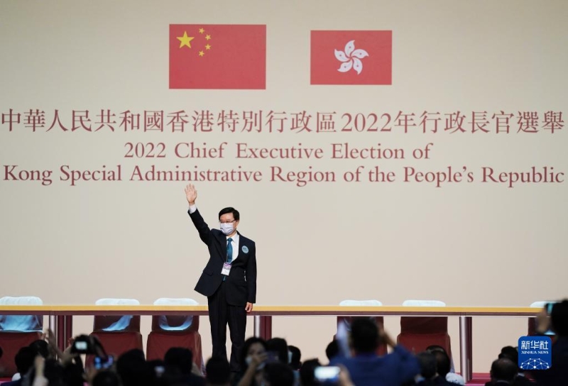 5月8日，李家超當(dāng)選香港特別行政區(qū)第六任行政長(zhǎng)官人選。這是在香港會(huì)議展覽中心，李家超揮手致意。（新華社記者 王申 攝）