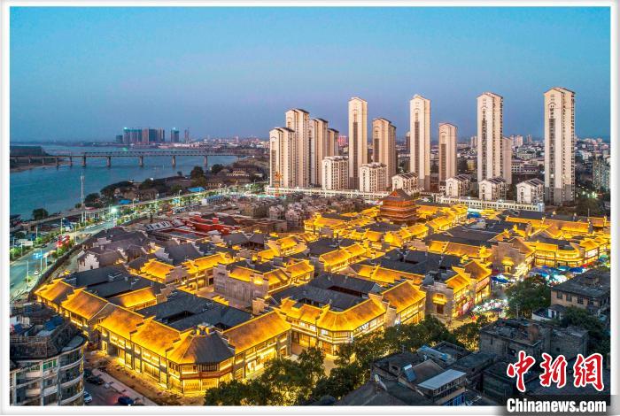 樟樹(shù)市三皇宮歷史文化街區(qū)夜景圖?！≌翗?shù)市委宣傳部供圖