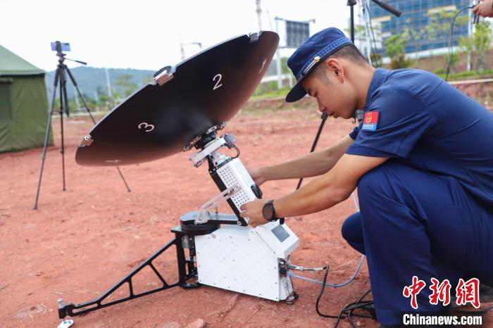 消防救援人員調(diào)試衛(wèi)星便攜站?！￡悋?guó)琳 攝