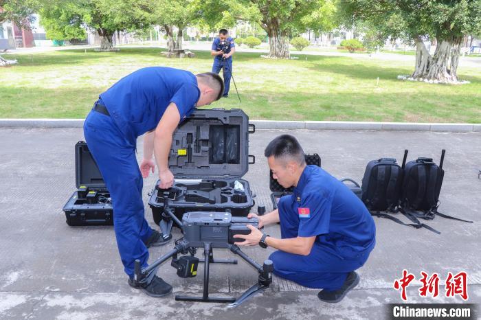 消防救援人員組裝無人機(jī)?！貍?qiáng) 攝