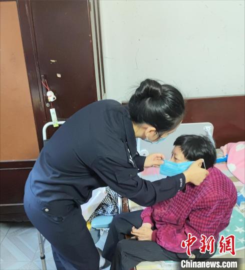 陳穎照顧腿腳不便的老人鄒六保?！⊥踯?攝