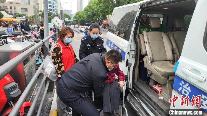 陳穎安排車輛送老人就醫(yī)?！⊥踯?攝