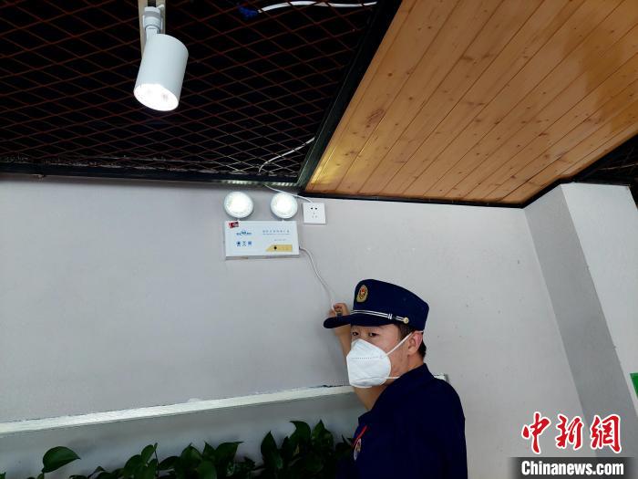日常防火檢查中，消防協(xié)管員經(jīng)常需要爬高摸底?！垘泿?攝