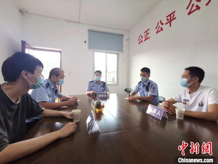 民警調(diào)解糾紛?！∑聊峡h公安局 供圖