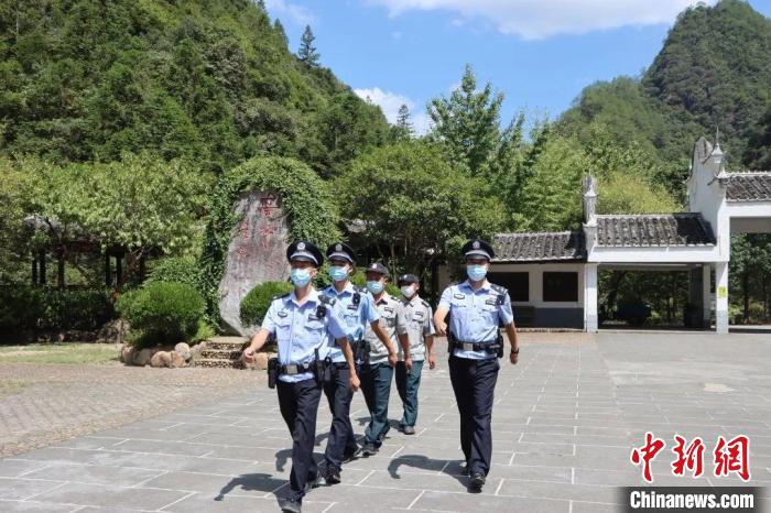 屏南民警開展巡防工作?！∑聊峡h公安局 供圖