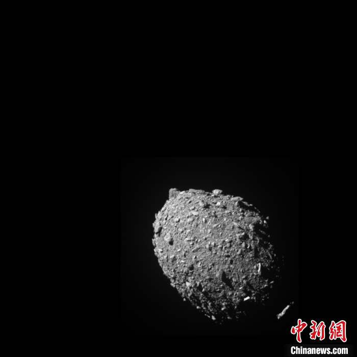 圖為DART航天器所攜設(shè)備拍攝的“迪莫弗斯”影像，此時距離撞擊僅剩11秒。<a target='_blank' href='/'>中新社</a>發(fā) NASAJohns Hopkins APL 供圖