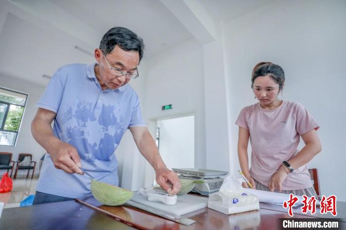 沈衛(wèi)新(左)正在做研究?！∩蛐l(wèi)新 供圖