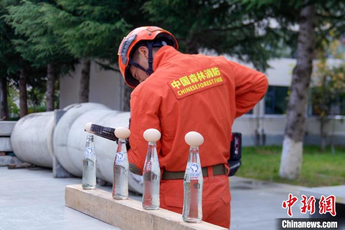 西藏林芝森林消防技能大練兵現(xiàn)場，消防員使用液壓鉗夾取雞蛋?！钣例?攝