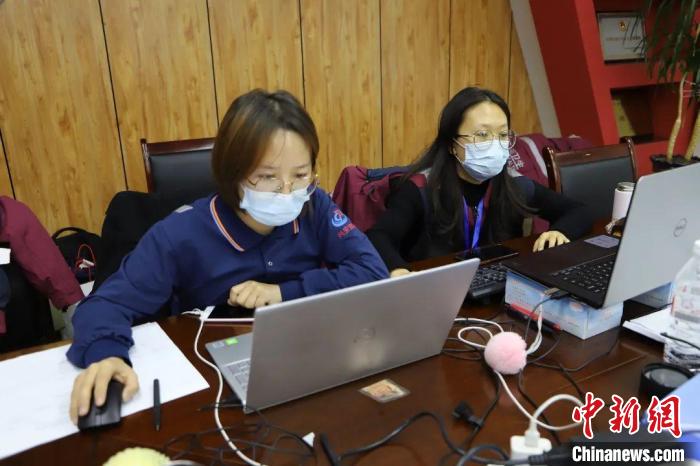 圖為通宵達旦工作的流調員?！∨d安盟衛(wèi)健委供圖