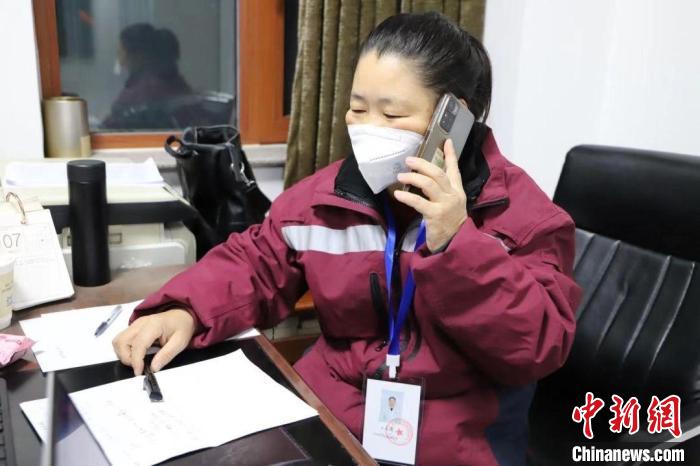圖為王永清撥打電話進行流調信息核查?！∨d安盟衛(wèi)健委供圖