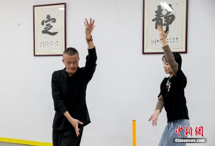 10月11日，在位于武漢市漢陽區(qū)的一家武館，46歲的臺(tái)胞陳文挺正在教學(xué)員練習(xí)八卦掌。<a target='_blank' href='/'>中新社</a>記者 張暢 攝