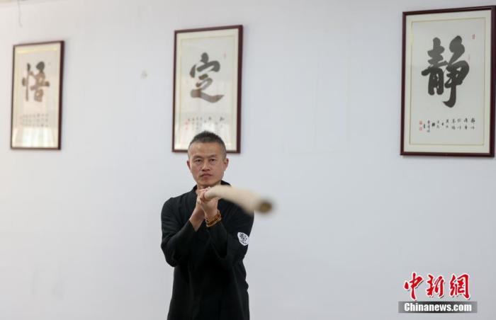 10月11日，在位于武漢市漢陽區(qū)的一家武館，46歲的臺(tái)胞陳文挺正在練習(xí)棍法。<a target='_blank' href='/'>中新社</a>記者 張暢 攝
