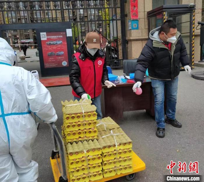 圖為王琳琳(左二)加入“紅馬甲”行列。　王琳琳供圖