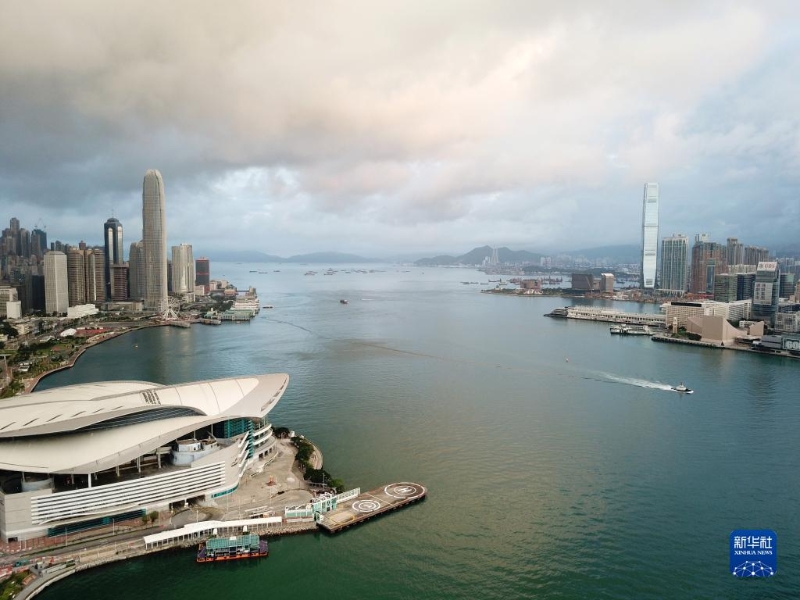 這是香港國(guó)際金融中心二期（左上）、香港環(huán)球貿(mào)易廣場(chǎng)（右）（2022年5月31日攝，無(wú)人機(jī)照片）。新華社記者 李鋼 攝