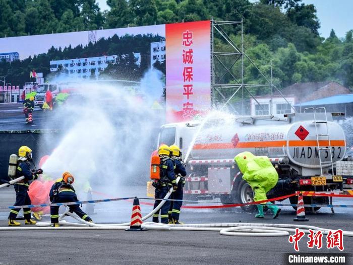 四川開(kāi)展油罐車(chē)救援演練現(xiàn)場(chǎng)?！∷拇ㄏ拦﹫D