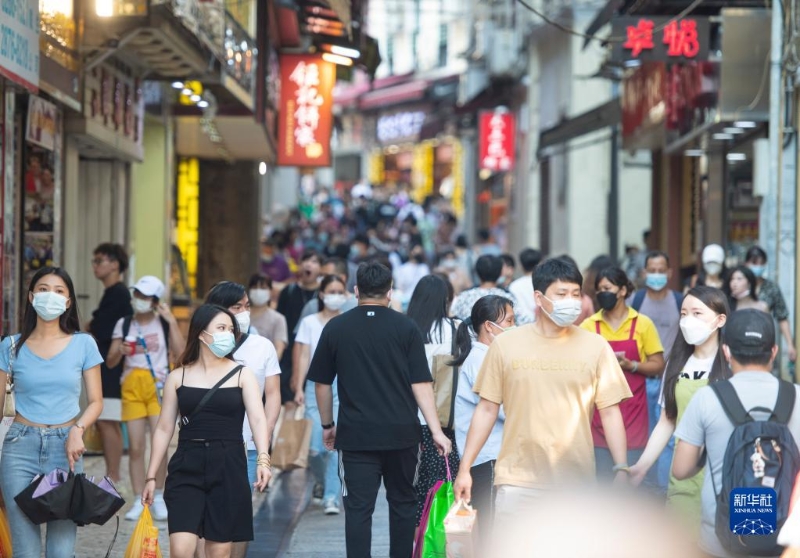 10月4日，游客在澳門大三巴牌坊前的手信街游覽。新華社記者 張金加 攝