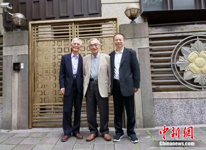 謝柏梁教授(右一)與曾永義教授(中)、洪惟助教授(左一)在曾永義教授寓所前留影。謝柏梁教授供圖