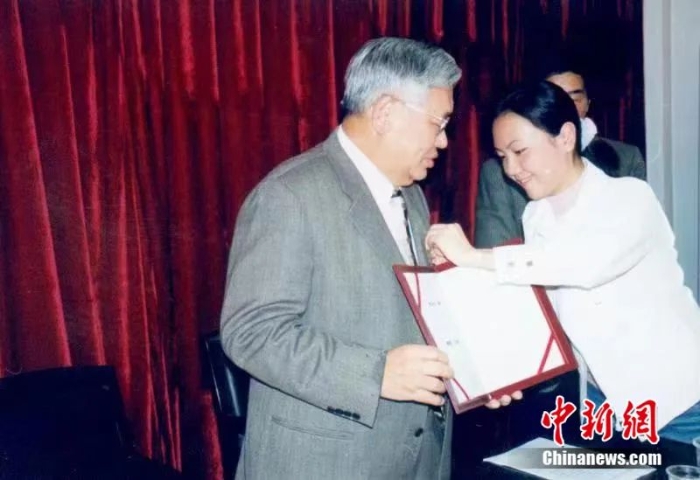 2004年3月客座教授聘任儀式上，曾永義先生(左)佩戴武漢大學(xué)?；?。鄭傳寅教授供圖