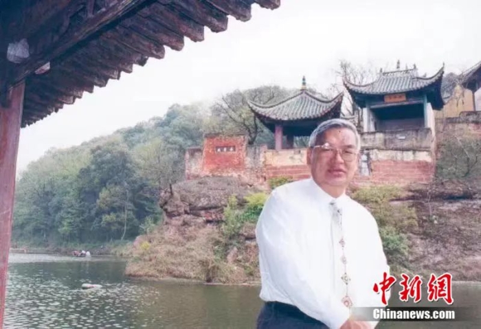 2004年3月曾永義先生到湖北黃州游“東坡赤壁”。鄭傳寅教授供圖
