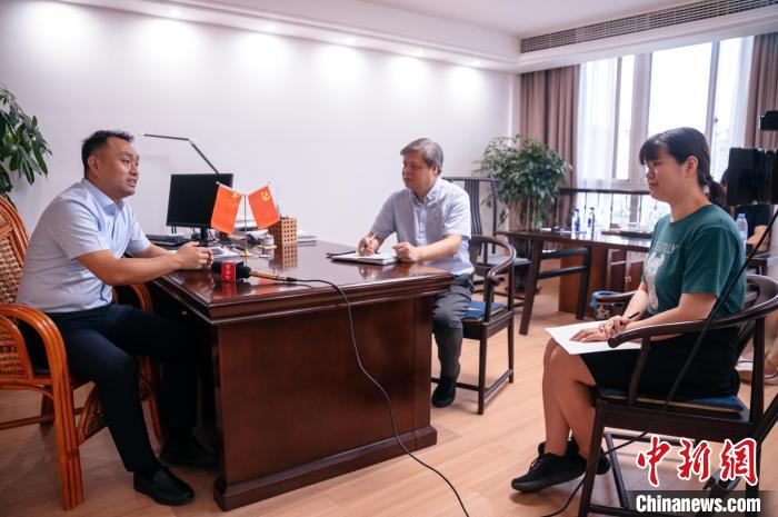圖為建甌市市長吳偉(左一)接受<a target='_blank' href='/' >中新網(wǎng)</a>記者專訪?！±钅宪?攝