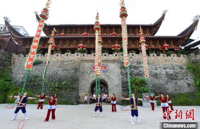被列入福建省第一批省級非物質(zhì)文化遺產(chǎn)代表作名錄的建甌挑幡亦是建甌竹文化的體現(xiàn)?！×秩嗜A 攝