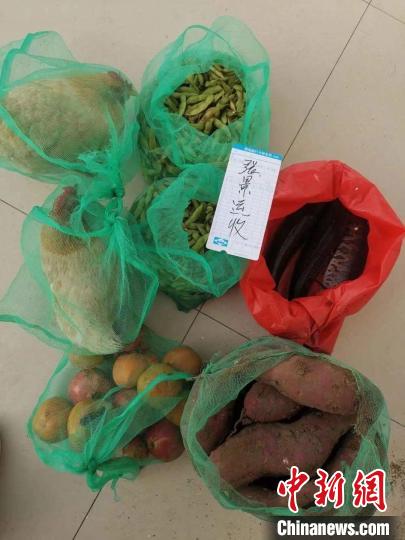 馬選利送到供電所門前的蔬菜雞魚?！W(wǎng)泗洪縣供電公司供圖